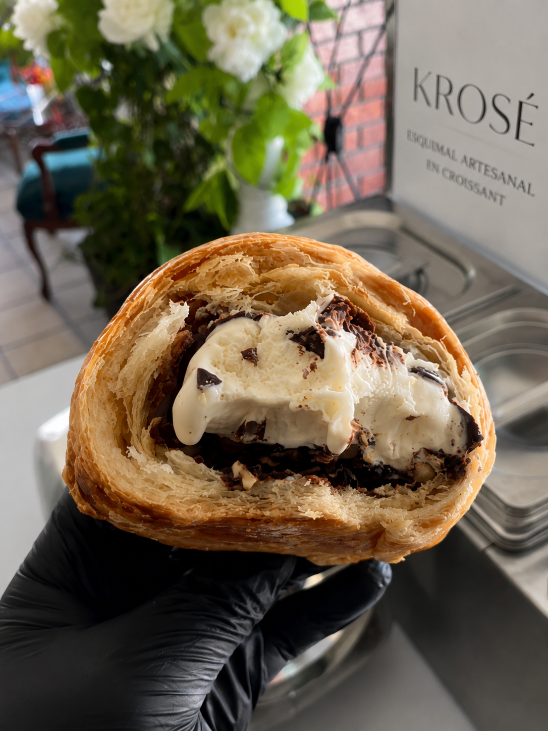KROSÉ — esquimal de vainilla en croissant, corte a la vista